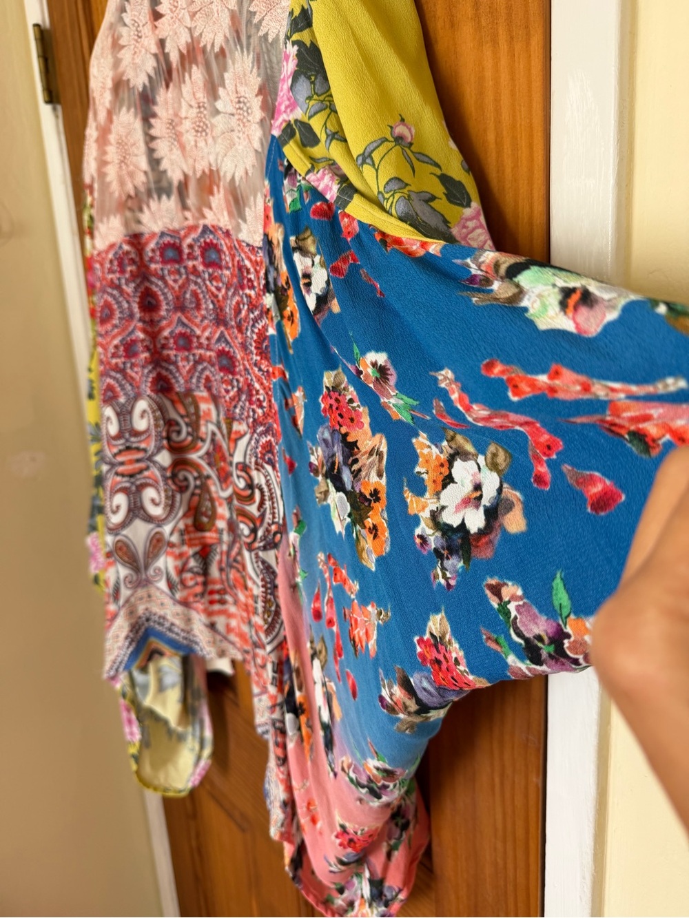 Vincente Floral Embroidered Lace Kimono - Picture 6 of 10